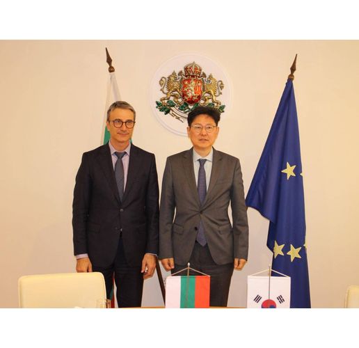 Министърът на енергетиката Трайчо Трайков и посланикът на Южна Корея у нас Н.Пр. Донг-бе Ким 