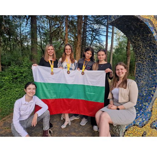 Три български ученички с медали от европейската олимпиада по математика за момичета