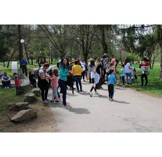 Украински бежанци почистиха парка в Благоевград