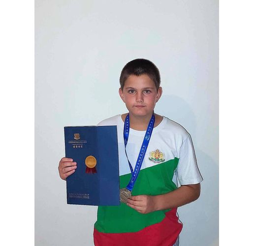 Ученик от Мездра с престижни отличия в две международни математически състезания