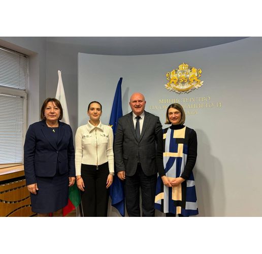 Ученичка от френската гимназия бе гост на среща между министър Галин Цоков и посланика на Северна Македония