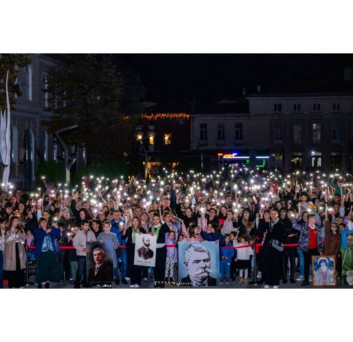 Хиляди се включиха във факелното шествие за Деня на народните будители