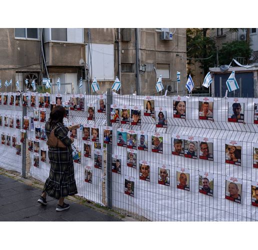 Фотографии на заложници, взети в плен от Хамас