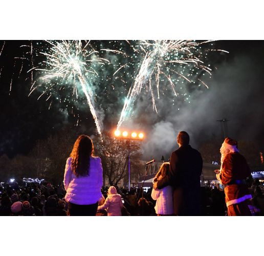 Дядо Коледа идва в Хасково с коледно сияние от милиони светлини, хиляди детски усмивки и безкрайна надежда