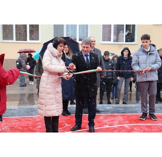 Лентата прерязаха заместник-кметът на Община Хасково Мария Вълчева и директорът на ЕГ "Проф. д-р Асен Златаров" Деян Янев 