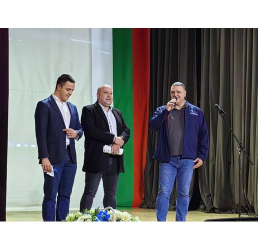 Съвременният будител Цанко Цанков (крайният вляво) гостува на оряховчани по повод Деня на народните будители