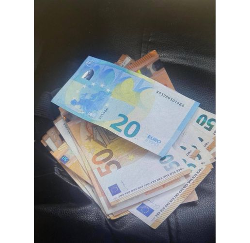 Част от иззетите еврови банкноти