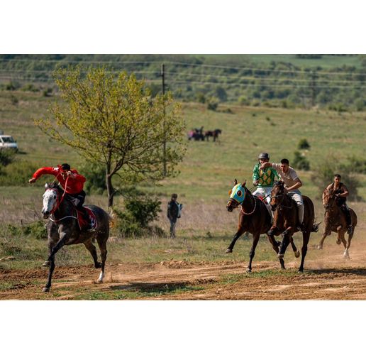 Десетки жители на населени места от Враца се включиха в конните надбягвания в село Чирен