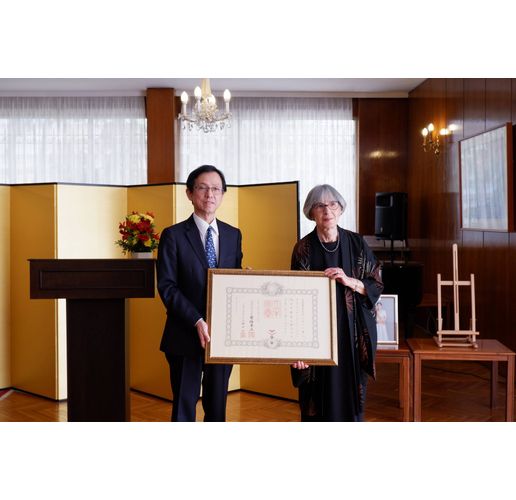 Японският посланик Нароши Харахира (вляво)