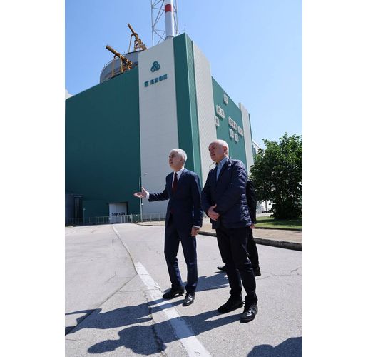 Премиерът Димитър Главчев и министърът на енергетиката Владимир Малинов в АЕЦ "Козлодуй"