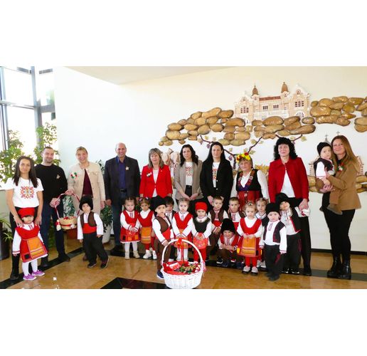 Слънчеви деца от Нова Загора поднесоха своя първомартенски поздрав в навечерието на дългоочаквания празник от малки и големи