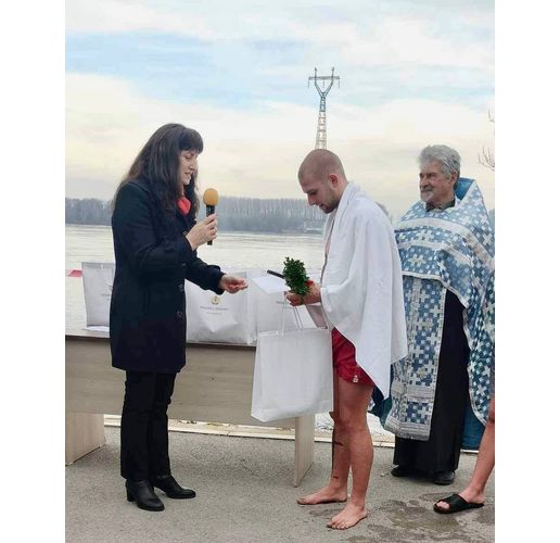 21-годишният Жоро Маринов извади кръста на Богоявление в Оряхово