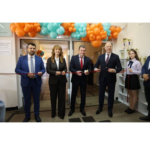 Министър-председателят Росен Желязков при откриването на два новоизградени STEM центъра в Перник