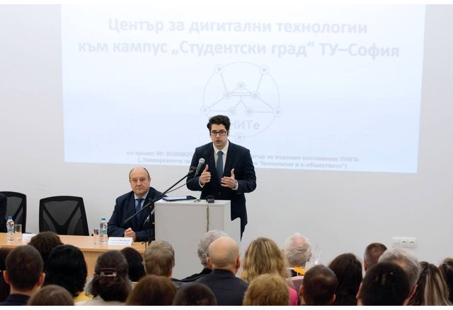 Атанас Пеканов при откриването на Центъра за дигитални технологии към Техническия университет в София.