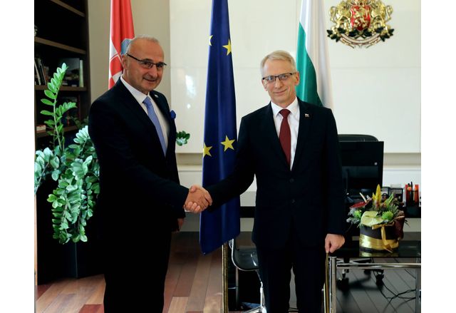 Министърът на външните работи и европейските въпроси на Хърватия Гордан Гърлич Радман и премиерът Николай Денков