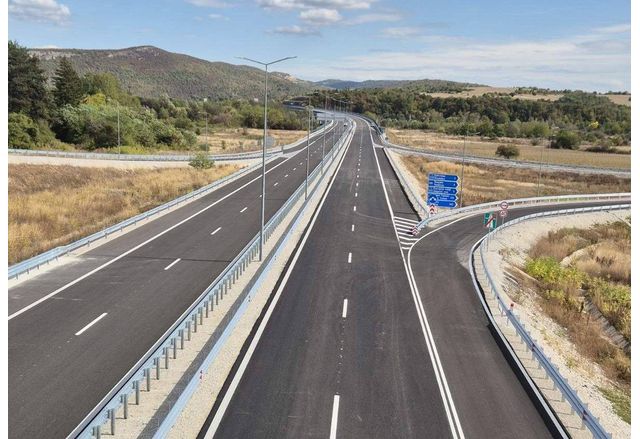 Днес около 12 00 ч новият трикилометров участък от автомагистрала Хемус