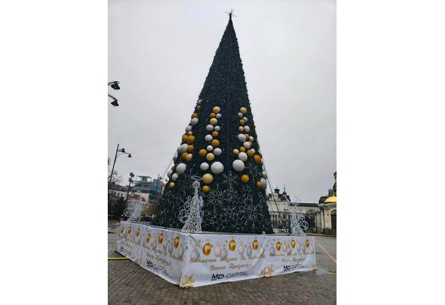 Имаме най опасната и абсурдна елха в София обвита с мушама