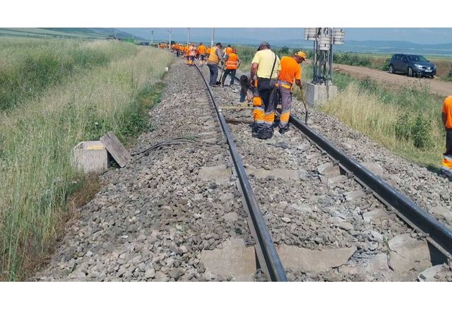 Аварийни екипи от НКЖИ работят по трасето