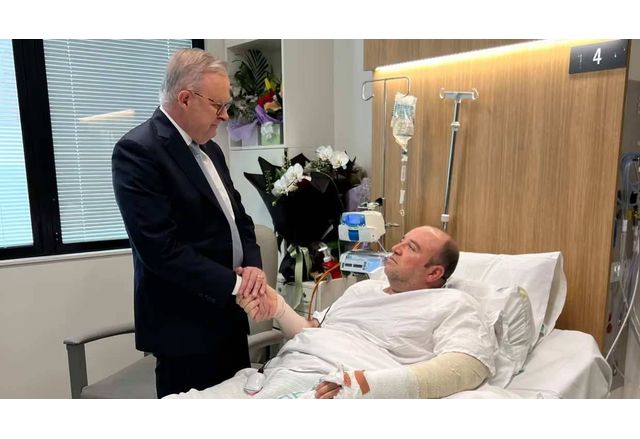 Австралийският премиер Антъни Албанезе на посещение при сириеца Ахмед ал Ахмед в болница в Сидни