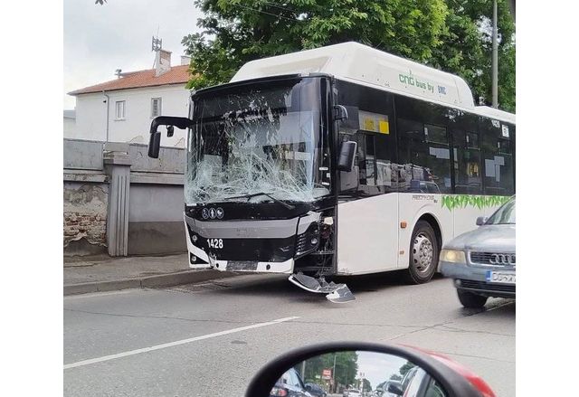 Автобус помете лек автомобил на кръстовище в София Починал е