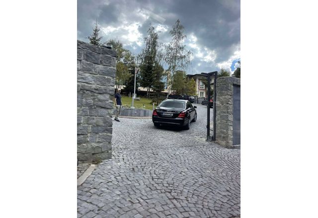Автомобилът с Борисов влиза в резиденцията на американския посланик