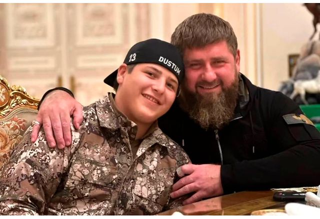 След като претървя тежка катастрофа с кортежа си и изпадна