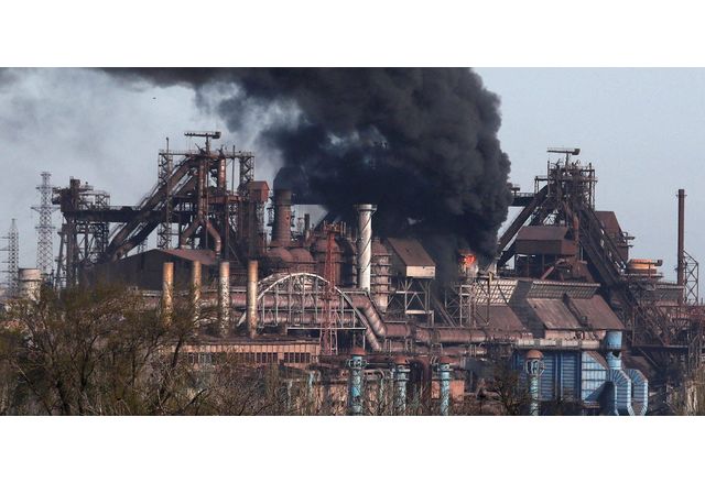Руските окупатори са започнали щурм на завода Азовстал Това съобщи