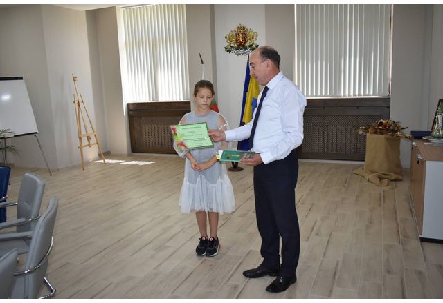 Заместник кметът на община Асеновград инженер Петър Петров връчи наградата на