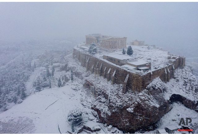 Акрополът е обсипан със сняг