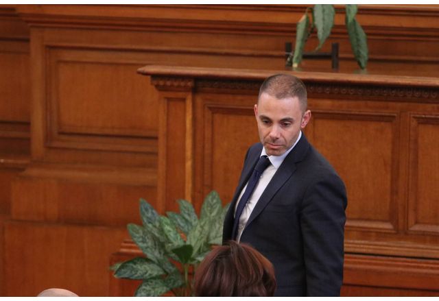 В Народното събрание депутатът Александър Ненков заяви Ако Кирил Петков
