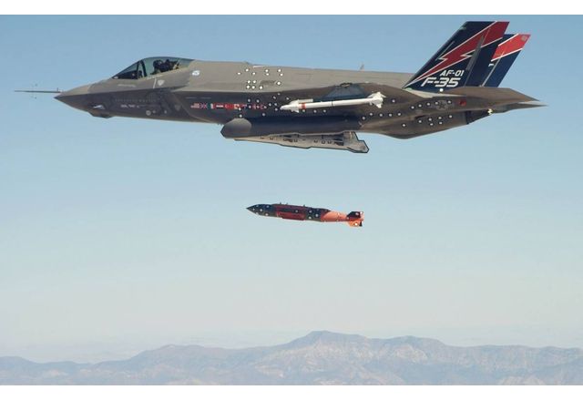 Американски изтребител F-35, въоръжен с ядрени бомби B61-12