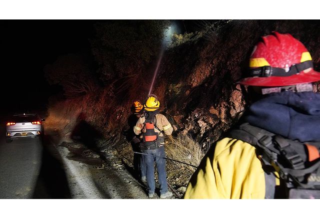 Най малко двама пожарникари бяха убити вчера от снайперист в американския