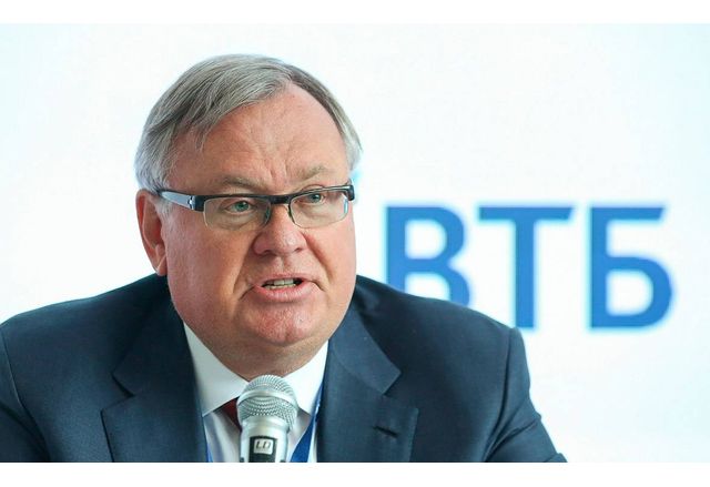 Шефът на руската държавна банка ВТБ Андрей Костин очаква рублата