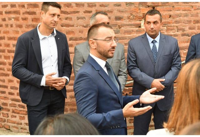 Жал ми е за София Защото София е в хаос София е в