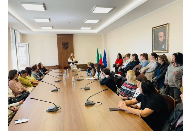 Над 20 медицински специалисти – медицински сестри и санитари са