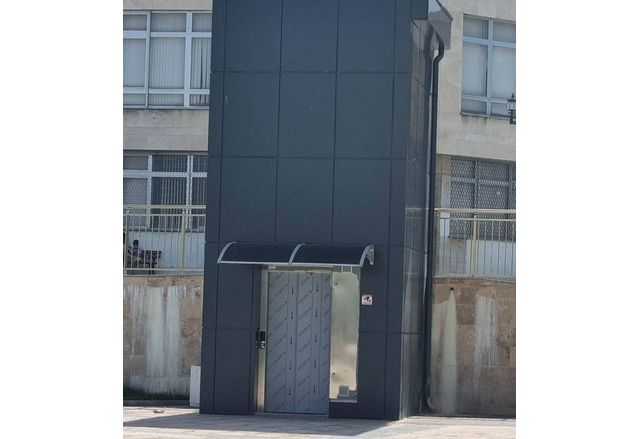 Многократно община Асеновград установява че деца и тийнейджъри блокират асансьора