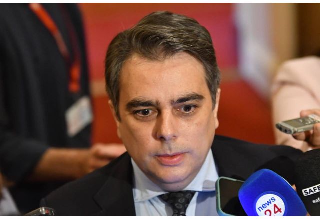 Лидерът на Продължаваме Промяната Асен Василев заяви че не вижда