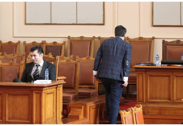 Номинираният от Продължаваме промяната кандидат за премиер Асен Василев връща