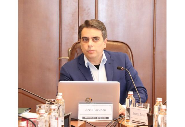 Асен Василев отрече докато е бил министър на финансите при