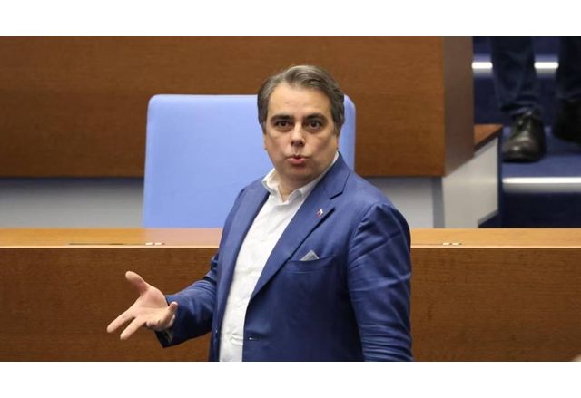 Асен Василев призна че Кирил Петков се е обаждал на