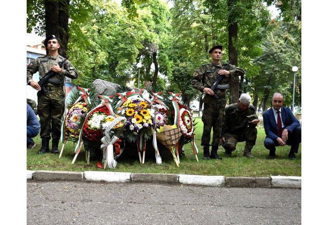 Кметът на Асеновград д р Христо Грудев поднесе венец в знак