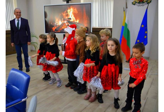 Кметът на Асеновград д р Христо Грудев посрещна скъпи гости коледари