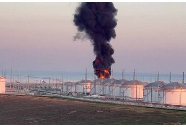 Украински дронове тази нощ поразиха нефтената рафинерия в Новошахтинск в