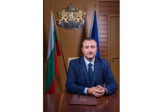 Отстраняването на зам земеделския министър Атанас Добрев предизвикано и от няколко