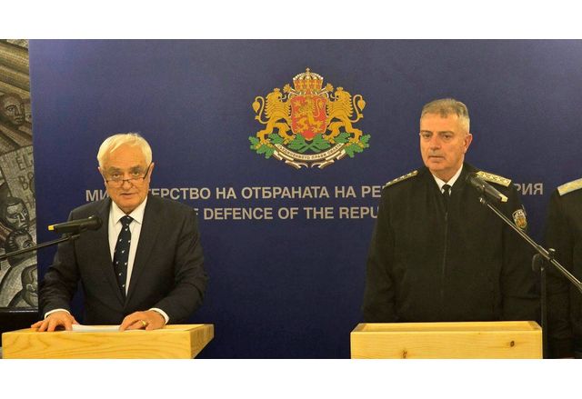 Служебният министър на отбраната Атанас Запрянов и началникът на отбраната