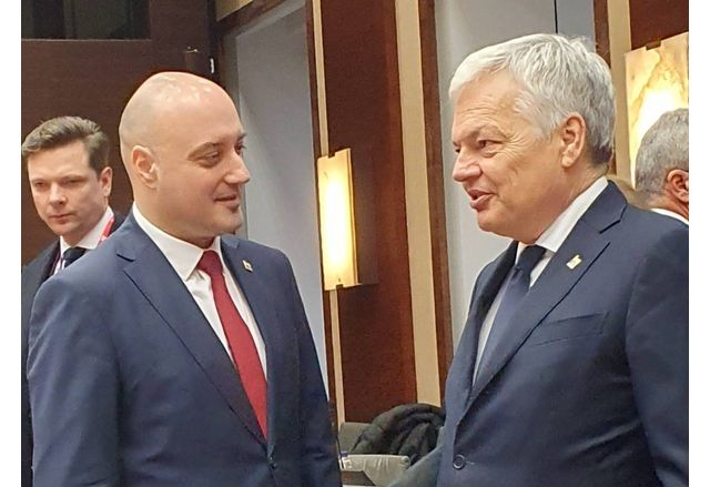 Бившият белгийски еврокомисар Дидие Рейндерс е обвинен в пране на