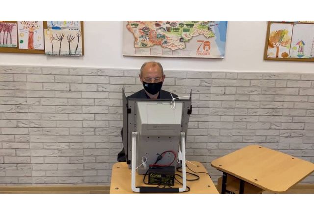 Ахмед Доган гласува на балотажа за президент