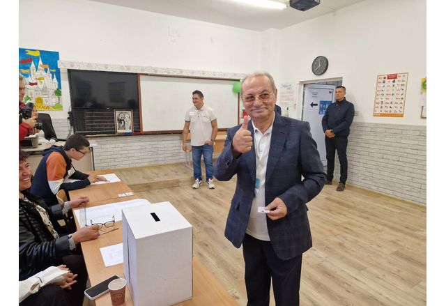 Ахмед Доган гласува