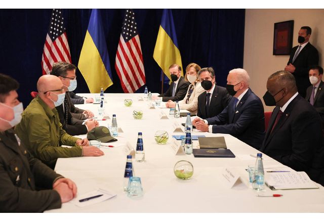 Американският президент Джо Байдън разговаря днес с украинските министри на