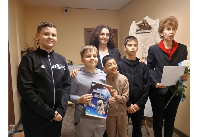 За пета поредна година дни преди Рождество Христово Библиотеката към